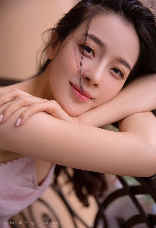 冰天雪地的高速公路|令人心碎的红衣女人