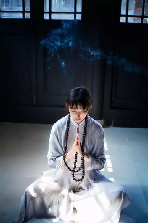 坐下去丫头自己动| 小嘉全班在操场上