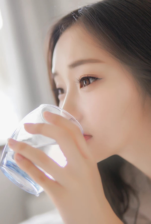 欧美图区|戴木头盔的少女